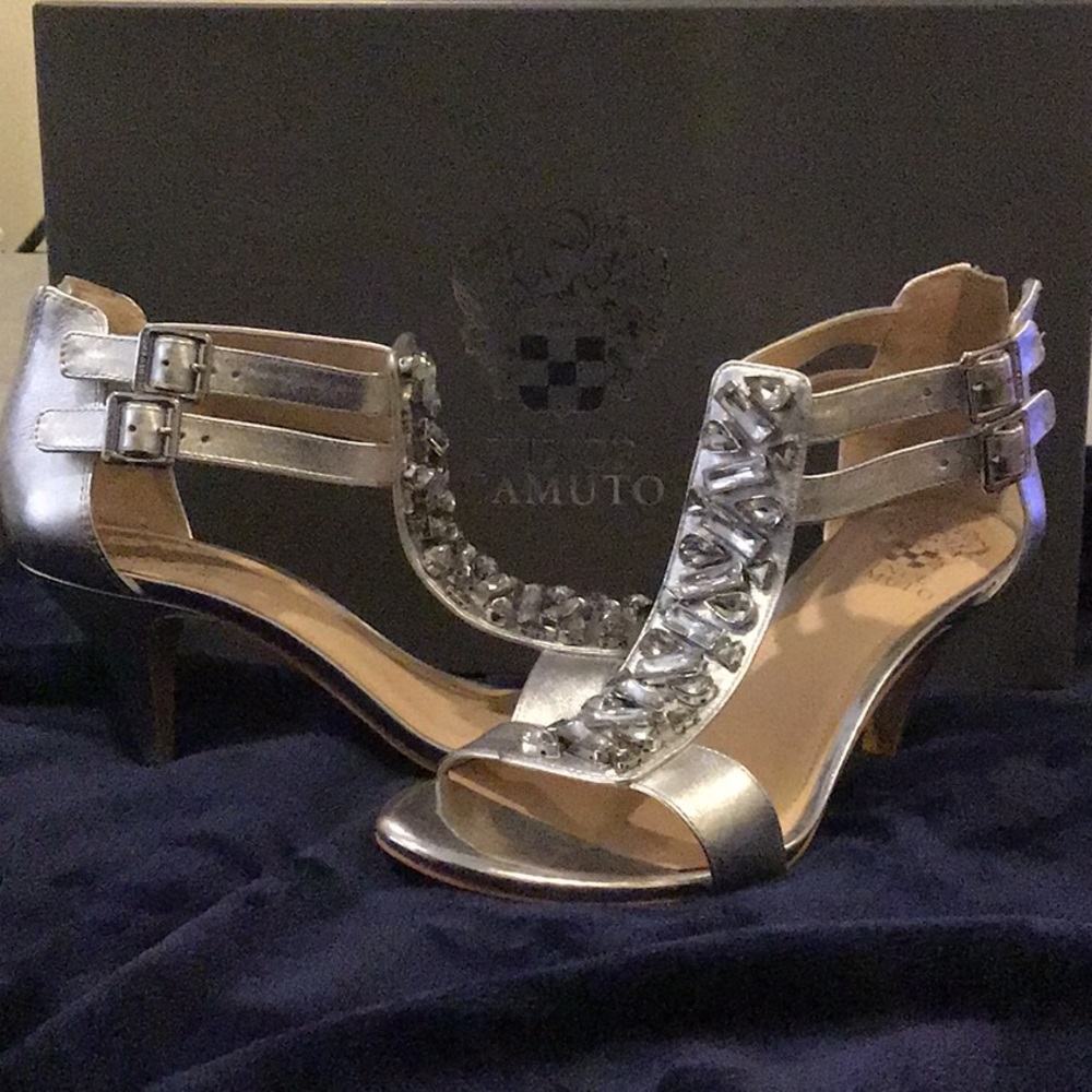Size 8.5 Vince Camuto mid-heel sandal.